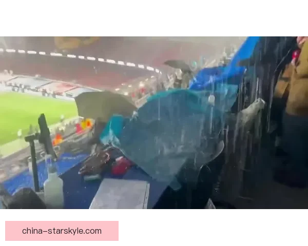 暴雨灌诺坎普记者撑伞坚守现场